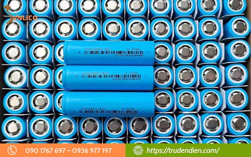 phan-biet-pin-lithium-that-va-gia-cho-den-nang-luong-mat-troi
