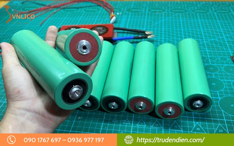 tai-sao-can-thay-pin-lithium-cho-den-nang-luong-mat-troi
