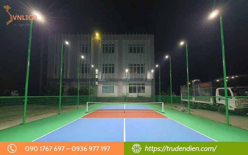 so-luong-va-cach-bo-tri-den-led-tren-san=pickleball